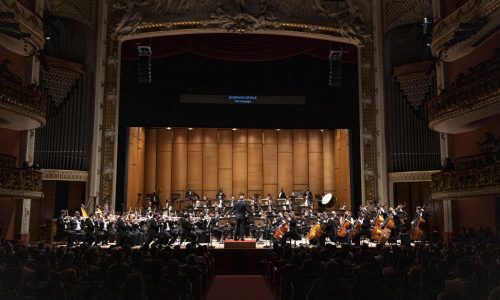 Orquestra completa toca durante concerto